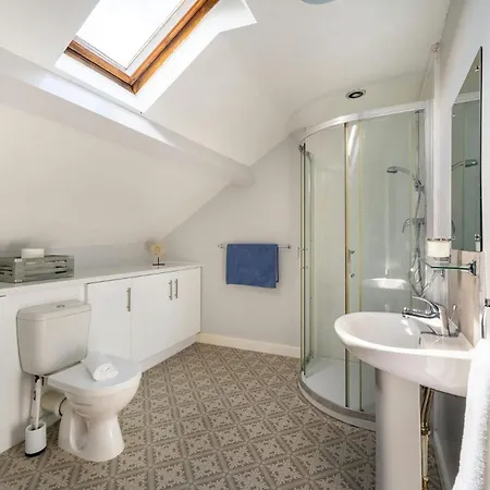 Mansefield, - Sleeps 6 *