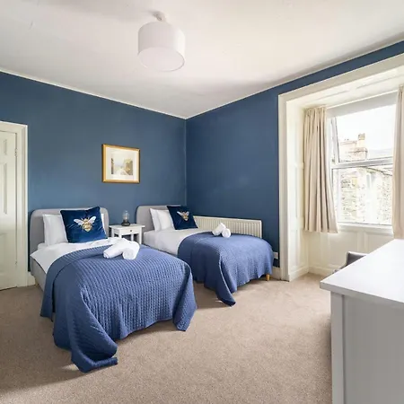 Mansefield, - Sleeps 6 *